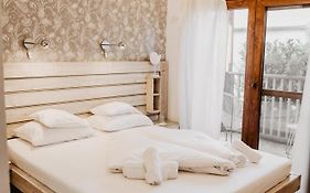 Fészek -étel És Hotel-